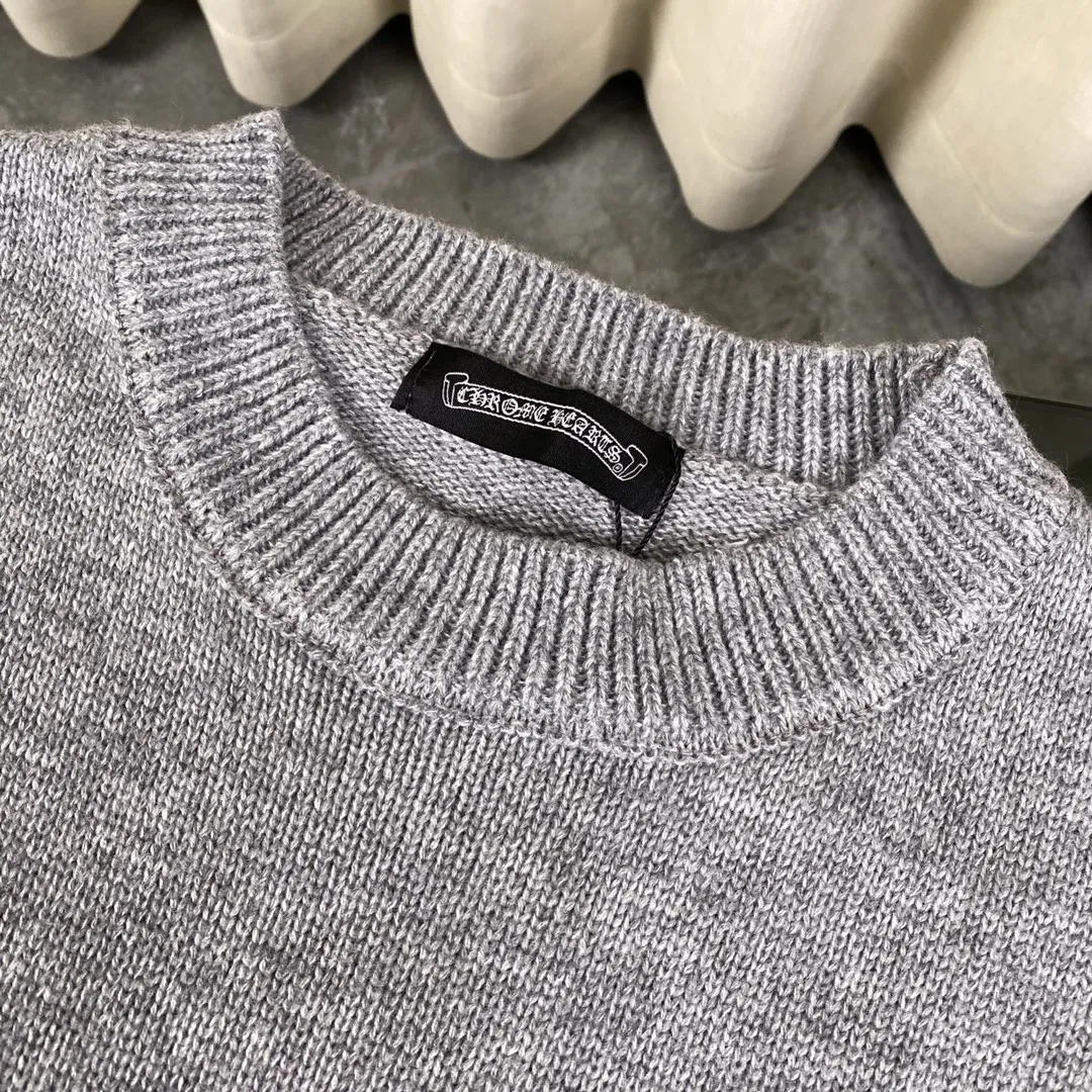 P240 Chrome Hearts CH Chrome Hearts Embroidered Disk Sanskrit Cross Hole Knitted Sweater Pullover. It’s a very popular style. It’s the same style for men and women. It’s matched with black and white. It looks great in real life. It looks good on the upper body. It looks good in daily wear. It’s even better when taking photos. It’s hard not to buy it. Buy it for me!!! Believe me, no one can refuse such a machine-length Chrome Hearts jacket. The version has been expanded based on the old version. The upper body is loose and stylish, and the hem is expanded to a casual design. Fat people look extremely slim, thin people have limited height and high-end. Ten thousand yuan ZP printing, 1:1 perfect restoration, looks good when worn alone or stacked, can be easily controlled by both men and women. If you care more about quality, you must also respect the price. It is completely different from the thin see-through bottoms and junk products on the market that pill when worn. If the style makes you shine at a glance, then quality is what you should pay more attention to. Compared with price, we focus on quality. Customers who have received my products all know it. ️️️ Sweaters on the market are generally made of bract core yarn. We use modal. The advantages over core-spun yarn are very intuitive: high cost, high price, high density, relatively expensive for developers, and let us make a lot less money. In addition, it is delicate, has no scum on the upper body, resists pilling, and is high-end. We are conscientious sellers and do not use core-spun yarn. Apart from being cheap, core-spun yarn is really useless. It shrinks, pills, hooks, and makes people pierced. He is proficient in everything. It is 2024. Who doesn’t want to look decent when they go out? Quality determines the upper body effect. No matter how bad the quality, the best style is still the temperament of the urban-rural fringe. We only do long-term business. Quality determines character. Take it back and wear it with confidence and wash it. The quality of the pattern will definitely make your eyes shine. We only make the right version of high quality. We make high-end hard goods. Reject junk goods and reject fast food. Conscientious quality and conscientious price. You deserve it!  Color: Black Beige Gray Size: S M L